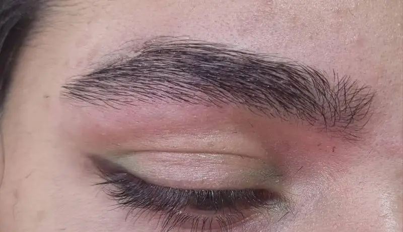 تصویری از ابروی زیبا و متراکم بعد از انجام خدمات هاشور و میکروبلیدینگ در سالن زیبایی و اپیلاسیون کیانا.