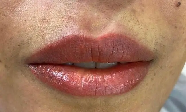 رژ لب دائم و شیدینگ لب حرفه‌ای در سالن زیبایی و اپیلاسیون کیانا. خدمات تخصصی بهبود رنگ، فرم و رفع تیرگی لب.