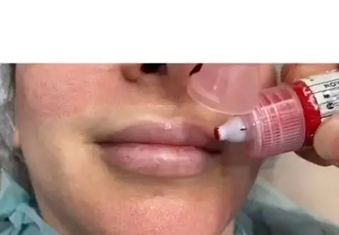 سالن زیبایی کیانا: ارائه خدمات تخصصی تتو و میکروپیگمنتیشن لب، رژ لب دائم و خط لب برای افزایش زیبایی و حجم‌دهی طبیعی.