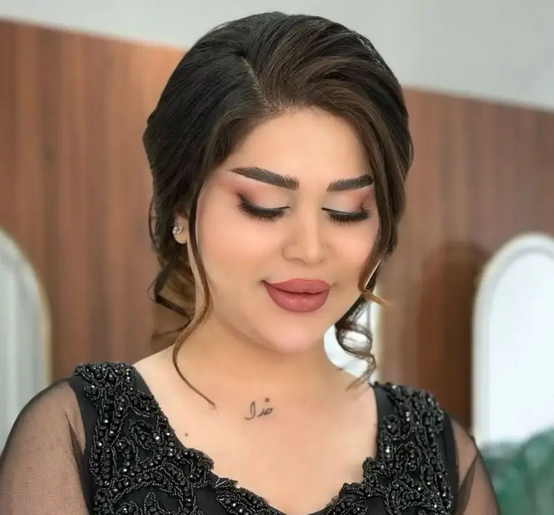 سالن زیبایی و اپیلاسیون کیانا: مدل میکاپ حرفه‌ای و شینیون شیک برای خانم‌ها با آرایش چشم و لب زیبا و ابروهای مرتب.