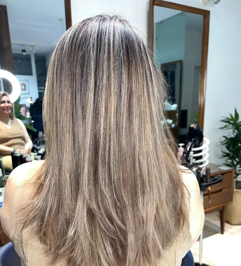 موهای بلند و صاف با هایلایت و بالیاژ خیره‌کننده در سالن زیبایی کیانا؛ ارائه خدمات تخصصی رنگ، مش و لایت مو با جدیدترین متدها.