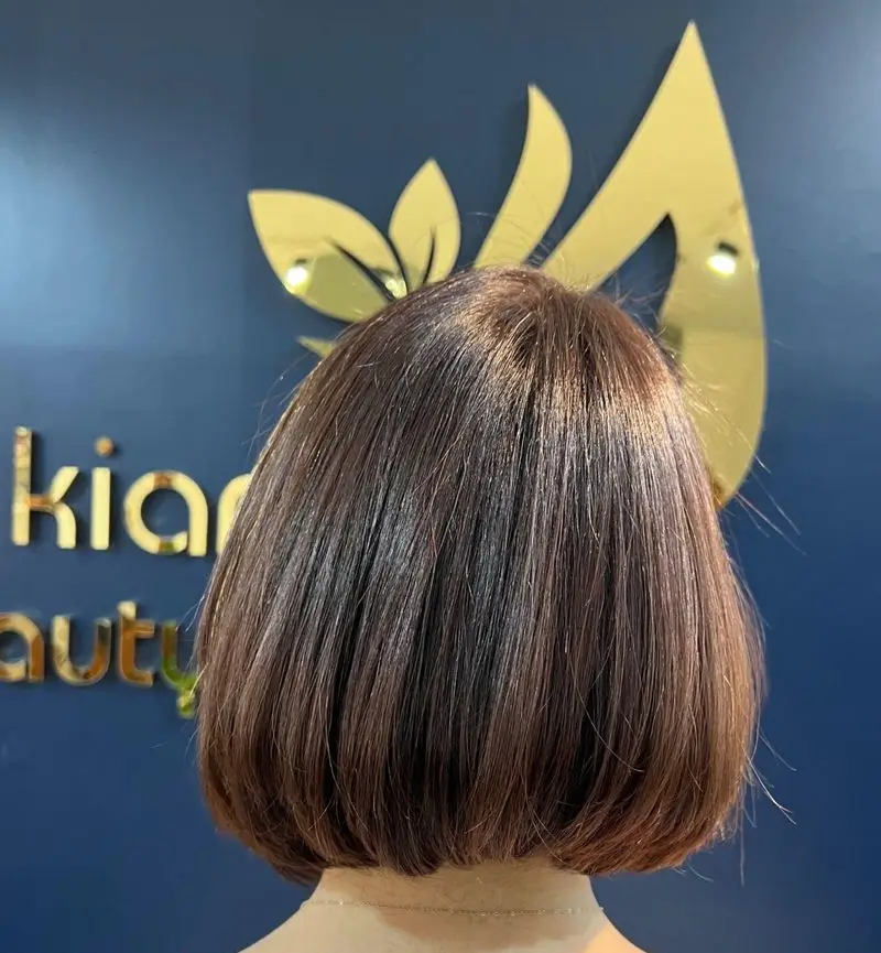مدل موی باب کوتاه و براق قهوه‌ای زنانه در سالن زیبایی کیانا، مرکز تخصصی کوتاهی و رنگ موی حرفه‌ای.