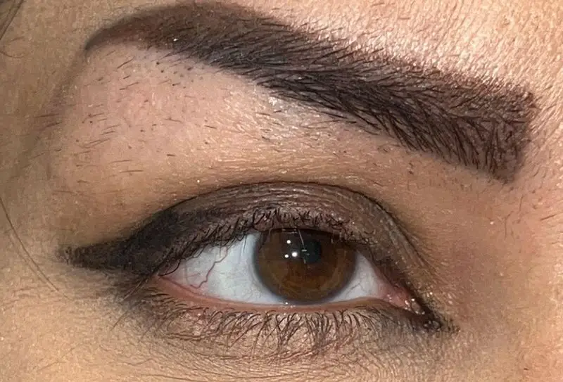 آرایش چشم حرفه ای شامل خط چشم و سایه، به همراه ابروهای پر و فرم داده شده با متدهای روز سالن زیبایی و اپیلاسیون کیانا.