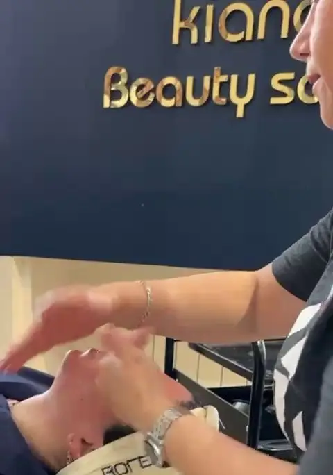 ماساژ صورت و فیشیال تخصصی در سالن زیبایی کیانا، ارائه دهنده بهترین خدمات مراقبت پوست و اپیلاسیون با کادری مجرب.
