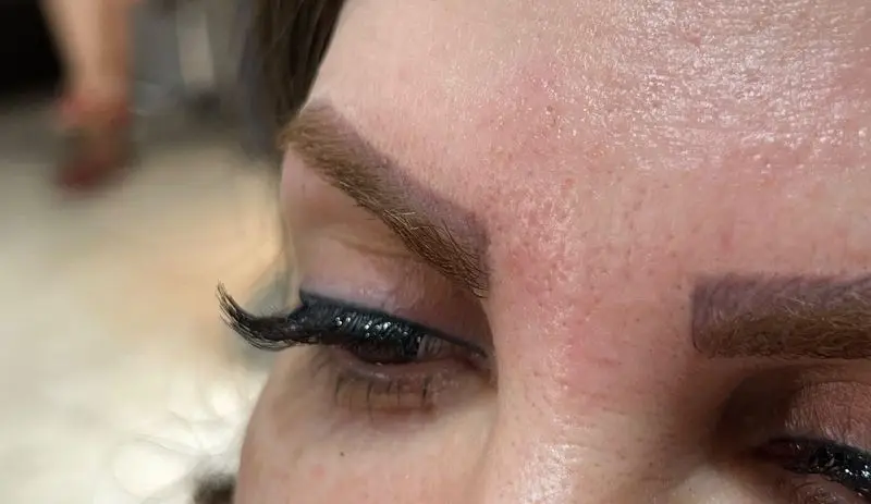 عکس نزدیک از چشم و ابروی خانم در سالن زیبایی و اپیلاسیون کیانا، نمایش خدمات حرفه ای میکروبلیدینگ ابرو و کاشت مژه.