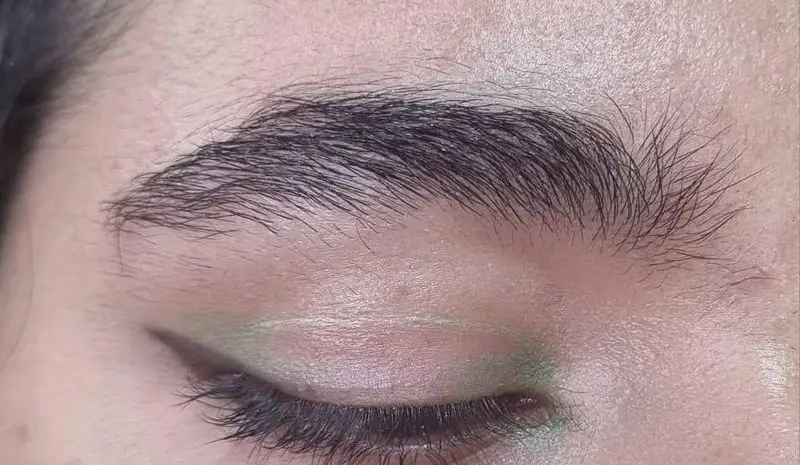 نمونه آرایش چشم زیبا با خط چشم گربه‌ای، سایه سبز ملایم و مدل ابروی طبیعی و پر در سالن زیبایی کیانا برای میکاپ عروس و مجلسی