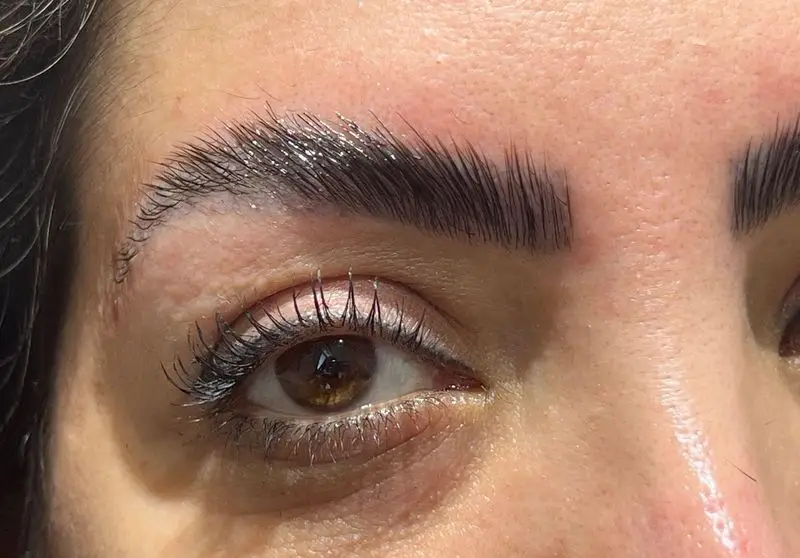 تصویر نزدیک از لیفت و لمینت حرفه‌ای ابرو و مژه در سالن زیبایی کیانا، برای چشمانی جذاب و ابروهایی خوش‌فرم و طبیعی.