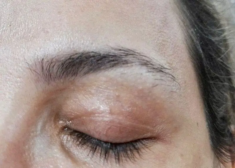 نمایی نزدیک از پوست حساس اطراف چشم و ابرو. خدمات تخصصی اپیلاسیون و زیبایی در سالن کیانا برای پوستی سالم.