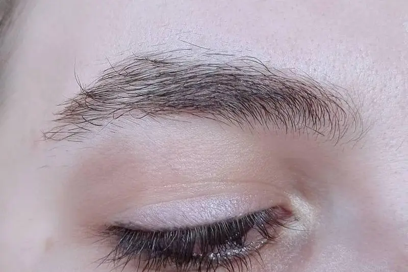 ابروی طبیعی و مرتب با فرم‌دهی حرفه‌ای در سالن زیبایی کیانا، متخصص در آرایش، اصلاح و قرینه‌سازی ابرو و خدمات اپیلاسیون.