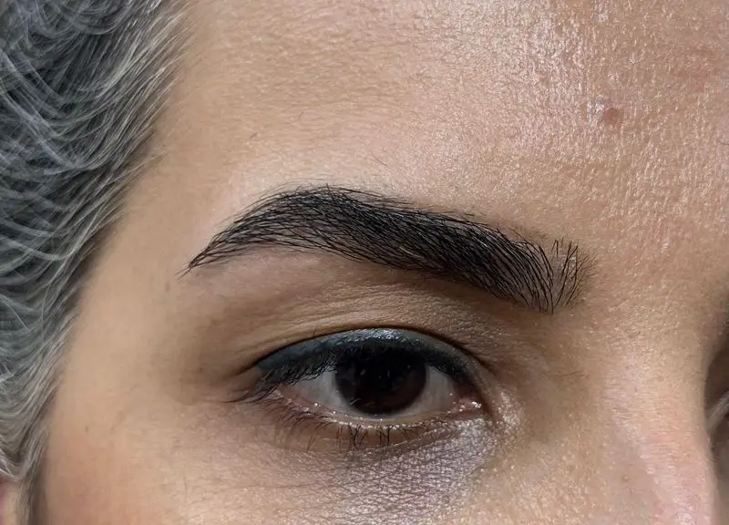 خدمات تخصصی فرم دهی ابرو و آرایش چشم در سالن زیبایی کیانا، بهترین انتخاب برای ابروهای زیبا و چهره ای جذاب.
