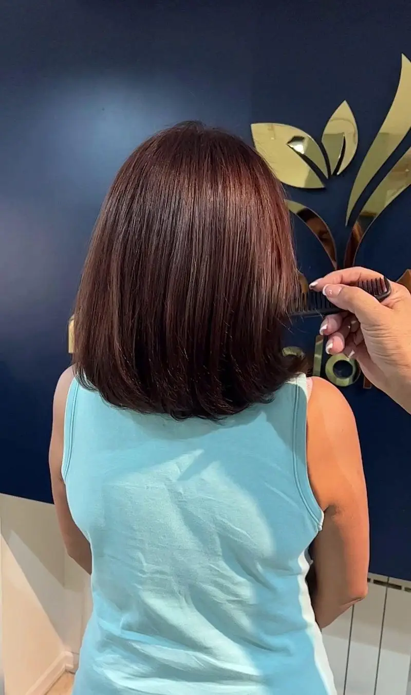 مدل موی بوب کات قهوه‌ای-شرابی در سالن زیبایی کیانا، با تخصص در کوتاهی و مراقبت از موی زنانه، آماده‌سازی برای استایل جدید.