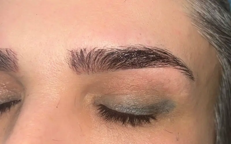 ابروهای پرپشت و حالت‌دار مشتری سالن زیبایی کیانا پس از انجام خدمات تخصصی لمینت و لیفت ابرو با ظاهری طبیعی و جذاب.