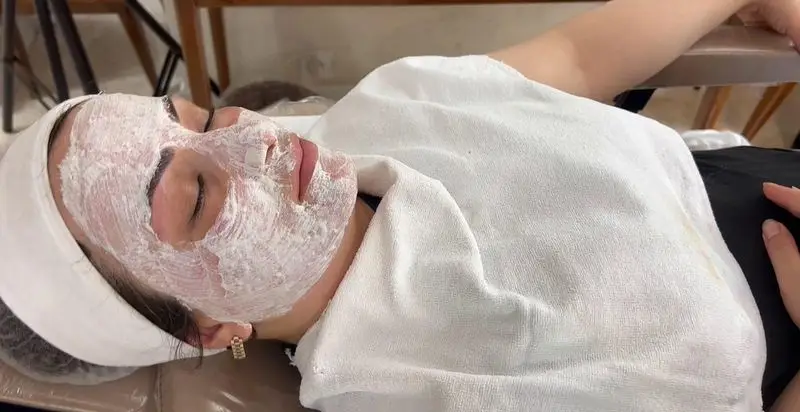 خدمات فیشیال و ماسک صورت حرفه‌ای در سالن زیبایی و اپیلاسیون کیانا. تجربه پوستی شاداب و جوان. مراقبت ویژه.