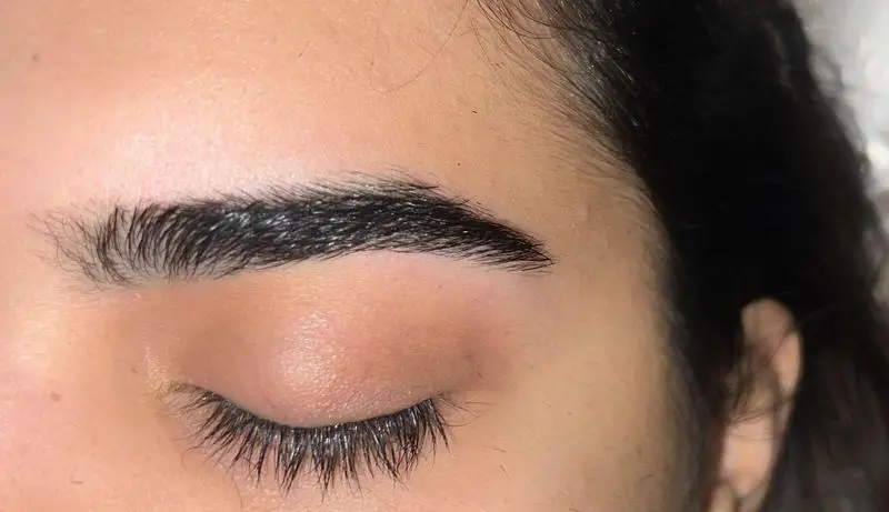 عکس نزدیک از ابروهای لیفت و لمینت شده به همراه مژه‌های بلند و پرپشت، نمایشگر کیفیت خدمات تخصصی زیبایی ابرو و مژه در سالن کیانا.