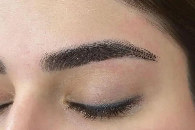 ابروهای پرپشت و مرتب مشتری سالن زیبایی کیانا، ارائه دهنده تخصصی خدمات میکروبلیدینگ و لیفت ابرو با کیفیت.