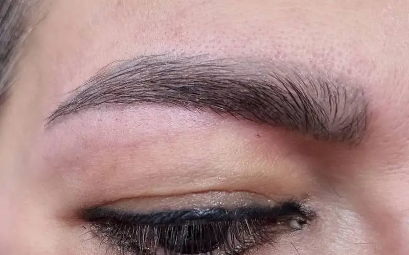 نمونه کار ابرو و زیبایی چشم در سالن زیبایی کیانا: میکروبلیدینگ طبیعی و خط چشم حرفه ای برای ظاهری جذاب و دلنشین.