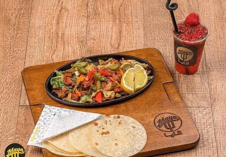 فاهیتا و تاکوی مایا تکس مکس: بشقاب داغ سبزیجات و گوشت، تورتیلا و اسموتی توت فرنگی تازه در فست فود مایا تکس مکس.