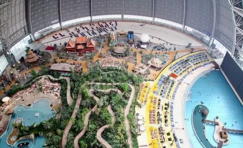 منظره هوایی پارک آبی سرپوشیده آزادگان، شامل استخر موج، فضای گرمسیری، ساحل شنی و مناطق تفریحی خانوادگی.