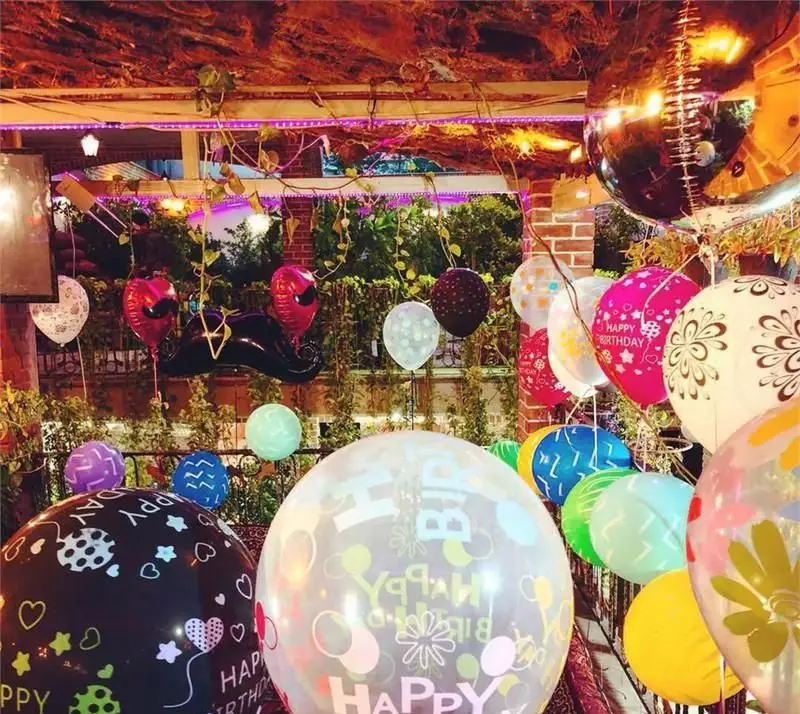 بادکنک آرایی رنگارنگ و شاد برای جشن تولد در فضای باز و زیبای باغ رستوران ایرانی حجت، مکانی دلپذیر برای لحظات خاص.