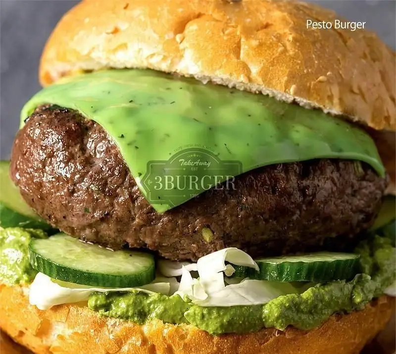 تصویر برگر پِستو خوشمزه از رستوران سه برگر با نان تازه، گوشت آبدار، سس پِستو و خیار. غذای آماده عالی برای سفارش.