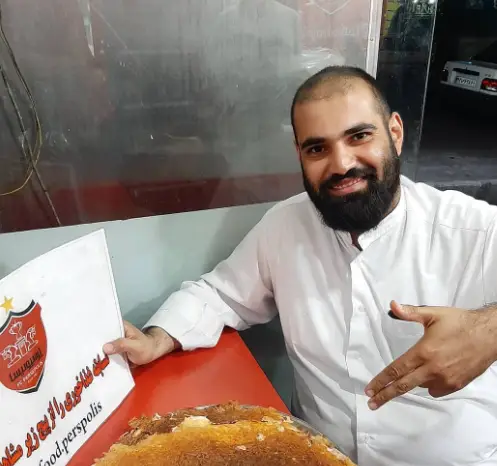 مدیر فست فود پرسپولیس با افتخار برند و غذای لذیذ خود را معرفی می‌کند؛ بهترین انتخاب برای طرفداران فوتبال و تجربه طعم عالی.