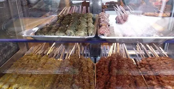 جگرکی بهارنارنج: ویترین پر از انواع سیخ‌های تازه و مرغوب جگر، دل، قلوه و کباب کوبیده، آماده برای پخت یک تجربه غذایی بی‌نظیر.