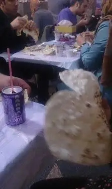 مشتریان در جگرکی بهارنارنج از صرف جگر و کباب تازه به همراه نان داغ و نوشیدنی لذت می‌برند. بهترین تجربه طعم در محیطی گرم.