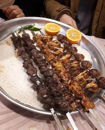 سینی مجلل و خوشمزه انواع کباب جگر، جوجه، دل و قلوه از جگرکی بهارنارنج. سرو شده با نان داغ، پرتقال و فلفل. بهترین غذای ایرانی.