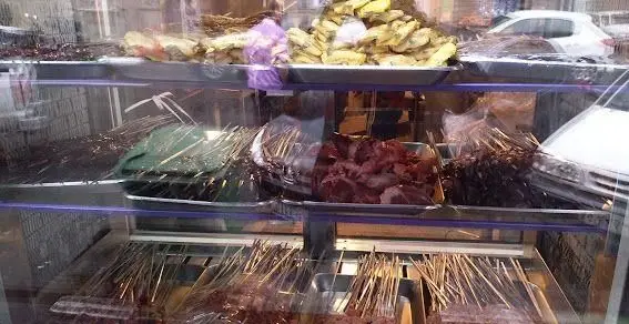 نمایش جگر، دل، قلوه و انواع کباب تازه و آماده پخت در ویترین جگرکی بهارنارنج. انتخابی عالی برای طرفداران غذای سنتی و کباب.