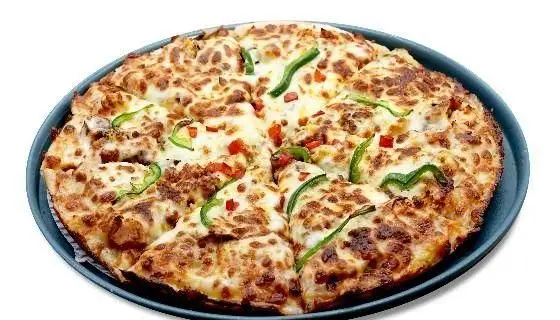 پیتزای داغ و خوشمزه رستوران گاردینو با پنیر فراوان، فلفل دلمه ای سبز، گوجه و تکه های مرغ، برش خورده در سینی تیره.