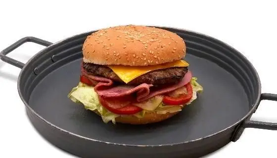 برگر ویژه و جذاب رستوران گاردینو با دو پتی گوشت، پنیر چدار، کاهو تازه، گوجه، پیکل و ژامبون لذیذ روی نان کنجدی.