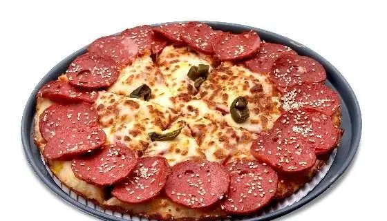 پیتزا پپرونی مخصوص و خوشمزه رستوران گاردینو، آماده سرو. پیتزایی داغ با پنیر فراوان، کنجد و فلفل سبز برای علاقه‌مندان به طعم‌های اصیل و لذیذ.