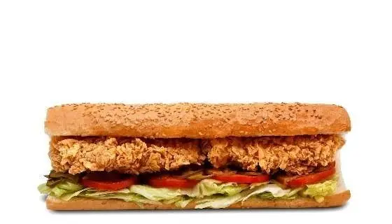 ساندویچ بلند و خوشمزه مرغ سوخاری رستوران گاردینو با نان کنجدی طلایی، تکه‌های ترد مرغ، کاهوی تازه و گوجه فرنگی‌های قرمز اسلایس شده.