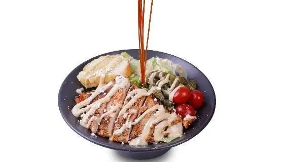 رستوران گاردینو: مرغ گریل ترد با سس مخصوص، سالاد کاهو تازه، گوجه گیلاسی، زیتون و نان تست. لذت یک وعده سالم و کامل.