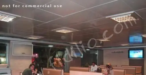 نمایی از دکوراسیون داخلی مدرن و شیک فست فود مریانج با سقف کاذب، نورپردازی حرفه‌ای و تلویزیون‌های دیواری برای مشتریان.