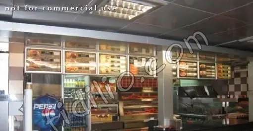 فضای داخلی فست فود مریانج با تابلوهای منو، پیشخوان سفارش غذا، نمایشگر مرغ سوخاری و نوشیدنی‌های خنک.