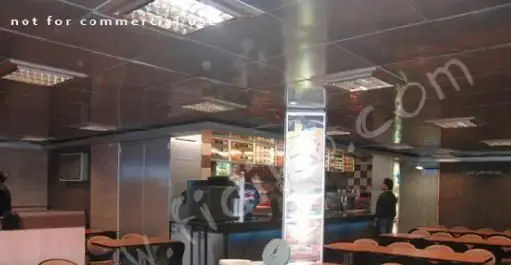 تصویری از فضای داخلی فست فود مریانج با چیدمان مرتب میز و صندلی‌ها، پیشخوان شیک و نورپردازی مناسب جهت تجربه غذایی دلپذیر.