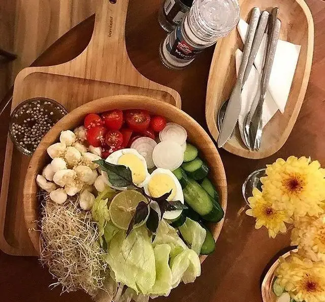 سالاد بزرگ و اشتها آور کافه پاییزا با گوجه گیلاسی، خیار، تخم مرغ آب پز، کاهو، جوانه و پنیر؛ یک وعده سالم و خوشمزه در فضایی آرام.