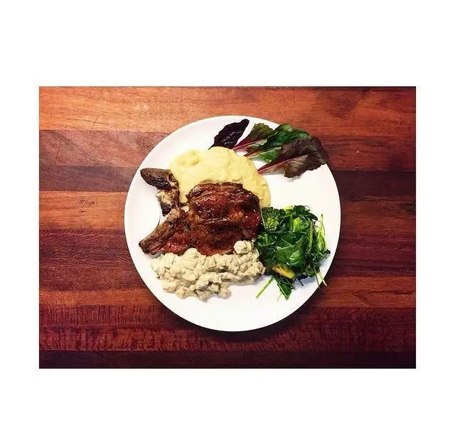 یک بشقاب غذای لذیذ شامل چاپس گوشت با سس، پوره سیب‌زمینی، قارچ خامه‌ای و سبزیجات تازه از کافه پاییزا.