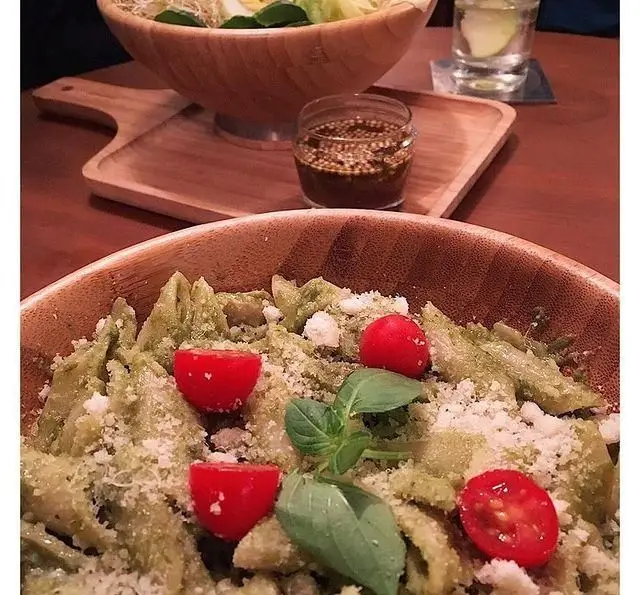 پاستا پستو سبز با گوجه گیلاسی و پنیر پارمزان در کافه پاییزا، به همراه سالاد تازه و سس مخصوص. تجربه غذایی دلپذیر.