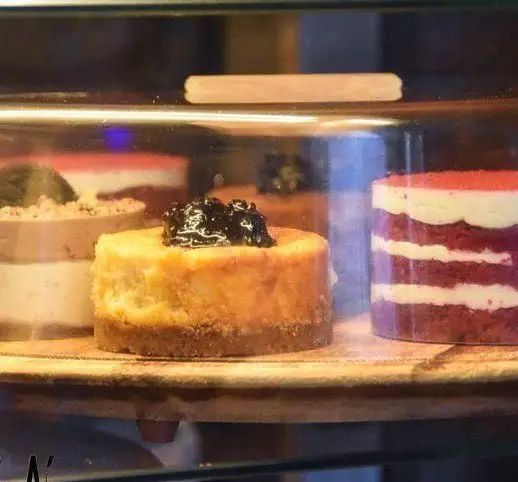 دسرها و کیک‌های تازه کافه پاییزا: چیزکیک بلوبری، ردولوت و موس شکلات در ویترین. انتخابی عالی برای لحظات شیرین شما.