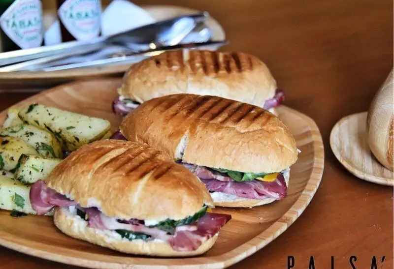 ساندویچ‌های پانینی لذیذ گوشت و پنیر گریل شده با نان برشته، به همراه سیب زمینی سرخ‌کرده سبزیجات تازه. تجربه‌ی طعم‌های کافه پاییزا.