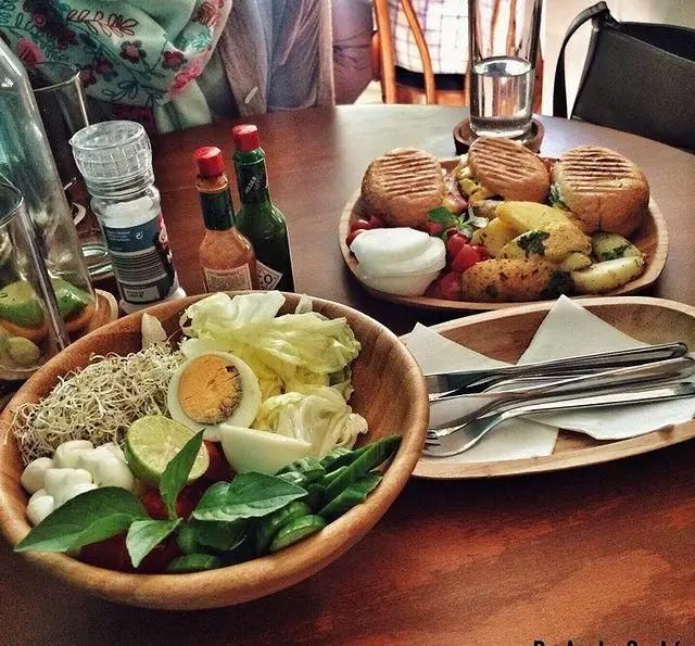 کافه پاییزا: میز ناهار با سالاد سبزیجات تازه، تخم مرغ و پنیر موزارلا، در کنار ساندویچ‌های گریل شده و سیب‌زمینی برشته. انتخابی سالم و خوشمزه.