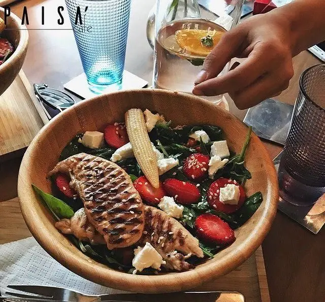 سالاد ویژه کافه پاییزا با مرغ گریل، توت فرنگی تازه، پنیر فتا و ذرت کوچک، انتخابی سالم و خوشمزه برای یک وعده عالی.