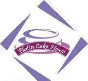 لوگوی منحصر به فرد خانه کیک پلاتین با تصویر کیک لایه ای بنفش و نوار نام برند. قنادی محبوب برای انواع کیک و شیرینی تازه و خوشمزه.