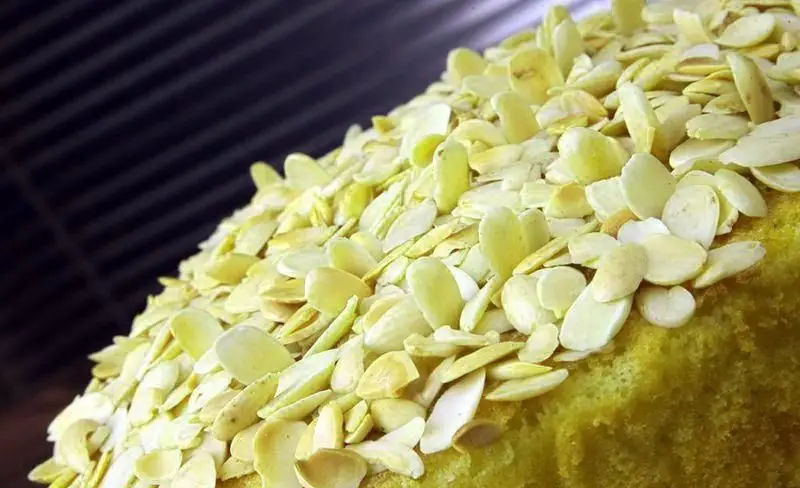 کیکی دلپذیر و تازه از خانه کیک پلاتین، با رویه‌ای پوشیده از پرک‌های درشت و خوش‌رنگ بادام که زیبایی و طعم بی‌نظیری به آن بخشیده است.