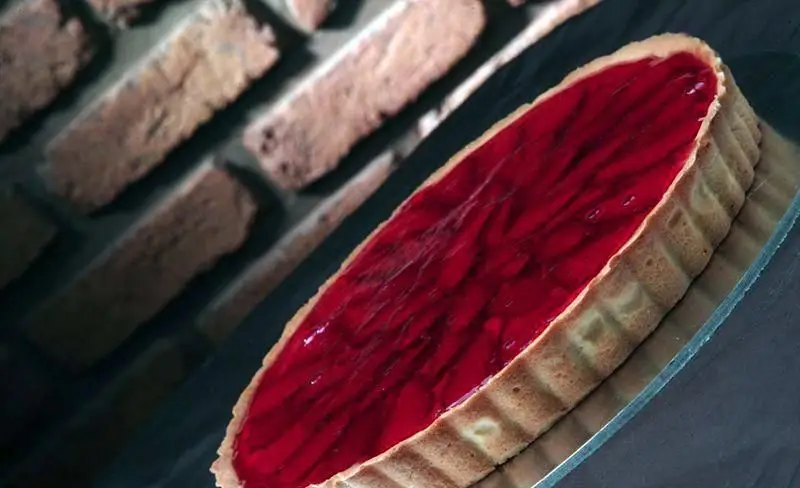 تارت میوه ای قرمز و براق خانه کیک پلاتین، انتخابی عالی برای جشن ها و دورهمی ها، با طعمی فراموش نشدنی و ظاهری دلربا.