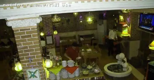 نمای داخلی سفره خانه پارتیان، رستورانی سنتی با دکوراسیون آجری، فانوس‌های زیبا، بوفه غذا و کارکنان آماده پذیرایی در محیطی دلنشین.