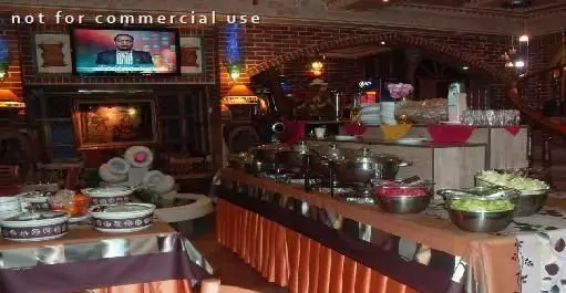 بوفه کامل و متنوع سفره خانه سنتی پارتیان با انواع سالادها، غذاهای گرم و پیش‌غذاها برای میهمانی‌ها و مراسم در فضایی دلنشین.