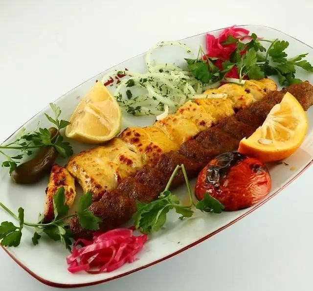 یک سیخ کباب لقمه ای میکس (جوجه و کوبیده) سفره خانه پارتیان. این کباب خوشمزه با گوجه کبابی، لیمو، پیاز و سبزی سرو شده است.